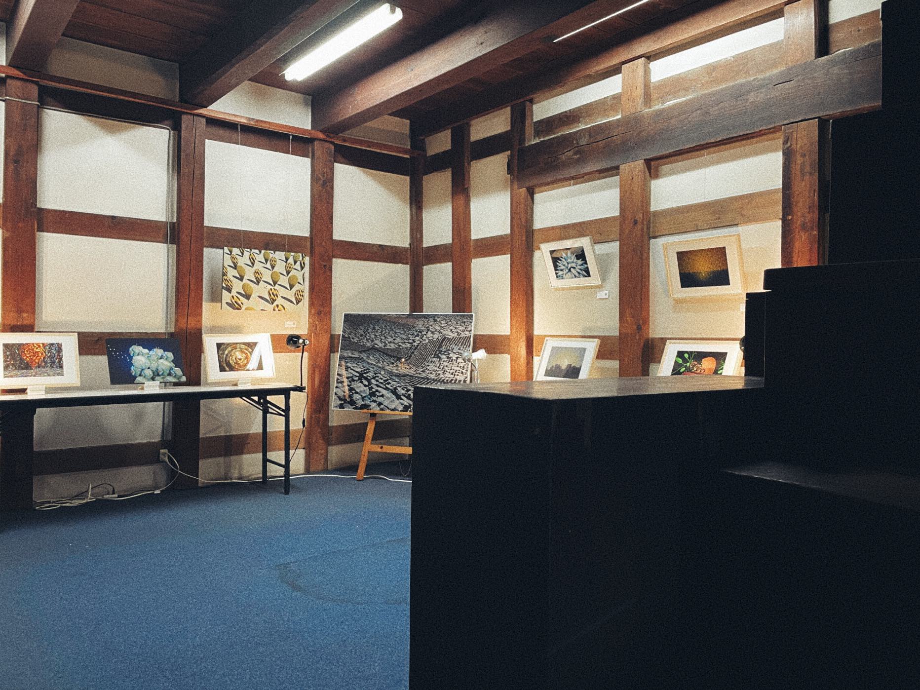 Atsushigraphの記事 Recovery Stories 3 の画像です。個展会場であるござ九の展示風景写真です。