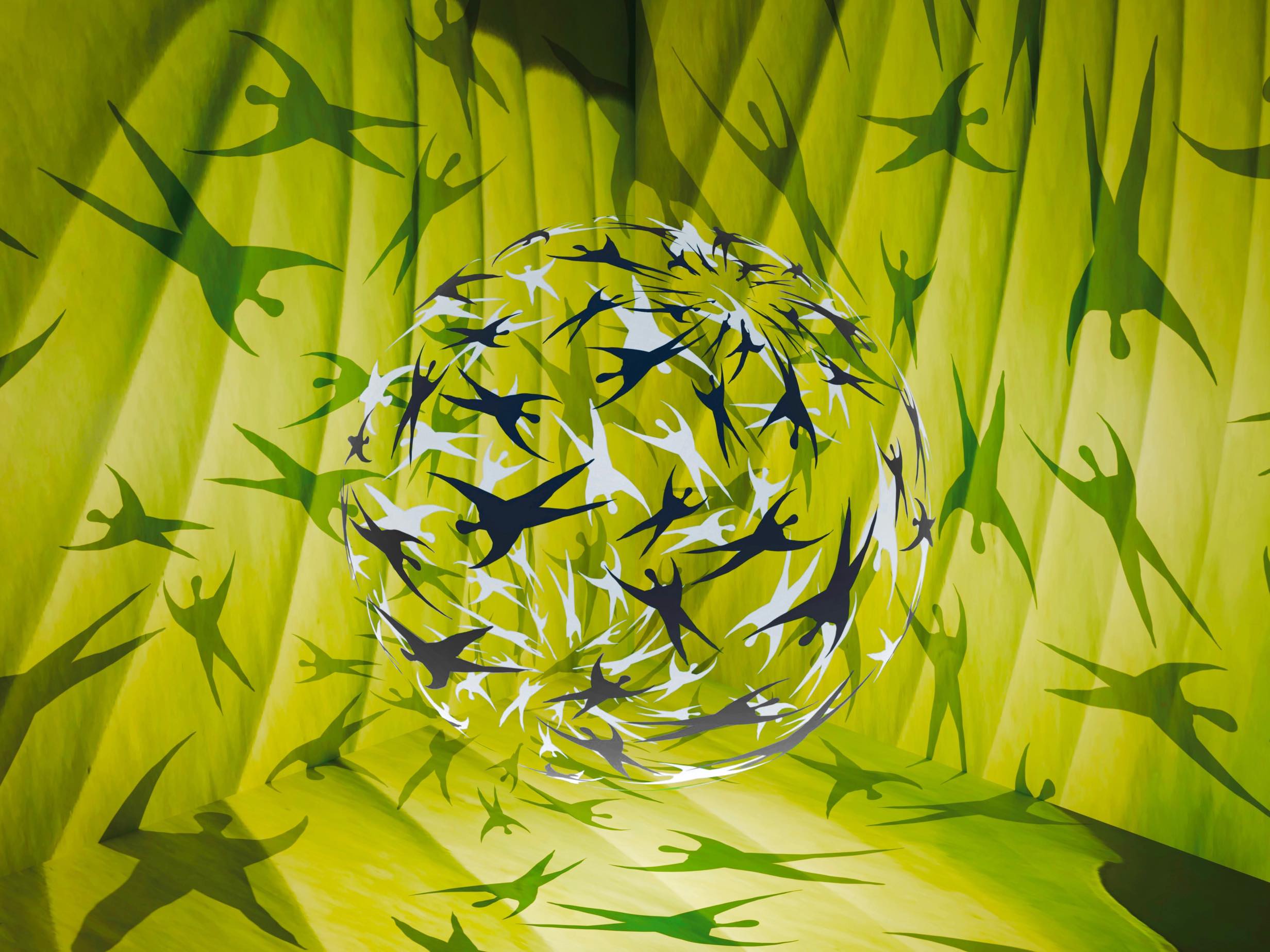 Atsushigraphのグラフィックアート「Fresh Green Gathering」。鮮やかな緑の葉をコラージュした背景の前で、円を描くようにたゆたう人々。そして彼らの影が放射状に周囲へと伸びていく様子が描かれています。