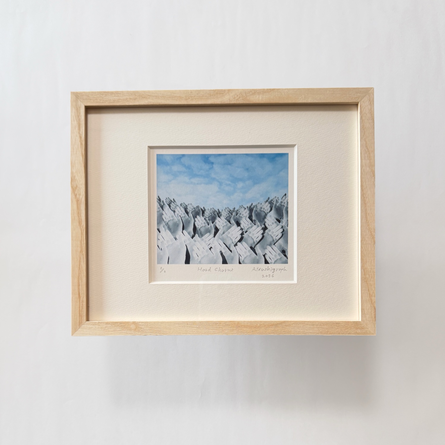 Implexus art gallery Small Art Exhibition 2026 小さなアート展に出品される額装済みジークレー作品 Hand Chorus の写真です。2026年作。