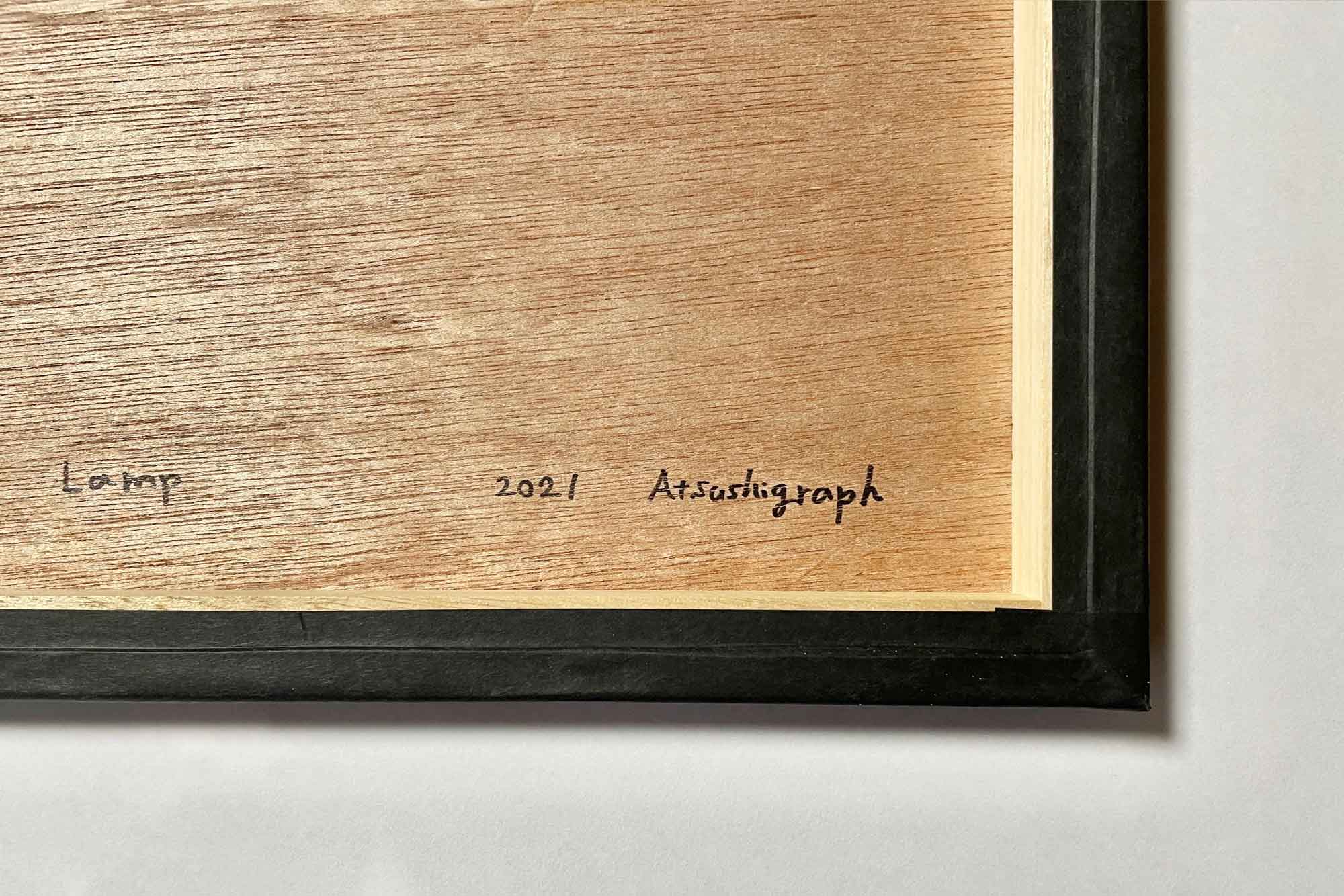 Atsushigraph デジタルアート・現代アート「Lamp」作品裏面には鑑定証明書の記載と同様に、製作年と、作家直筆のサインがなされています。